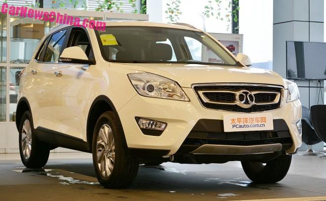 XE TẢI BAIC X65 DI CHUYỂN TRÊN QUỐC LỘ TRONG ÁNH NẮNG BAN NGÀY