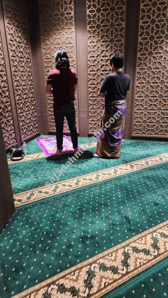 berjamaah di mushalla pim