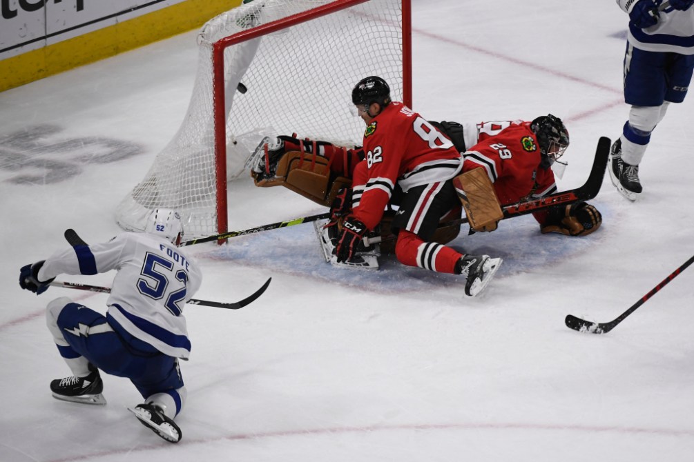 Lightning score 3 goals in 32 seconds, beat blackhawks 6-3