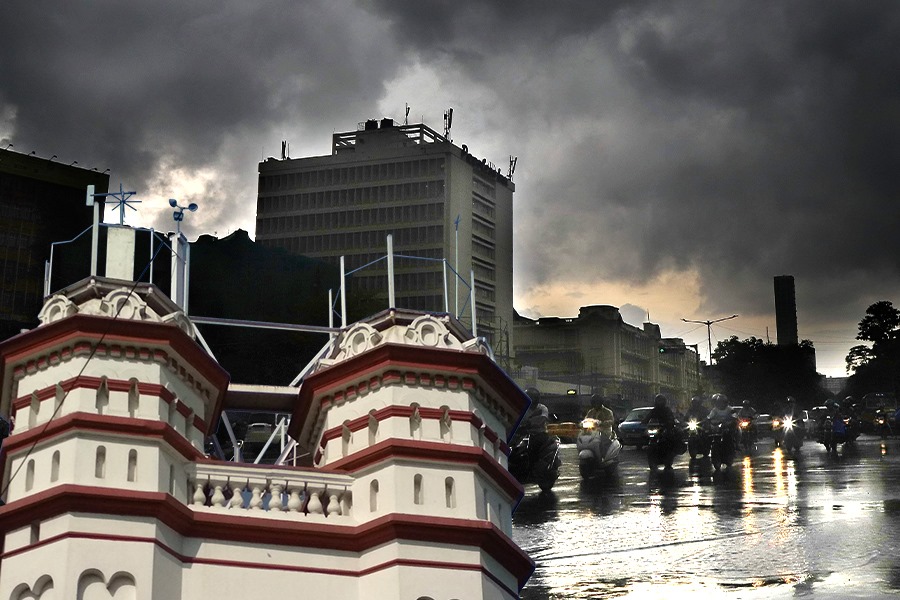 চৈত্রের ঠা ঠা গরমের মাঝেই ঝেঁপে বৃষ্টি, ঝোড়ো হাওয়া! কবে ভিজবে কলকাতা?