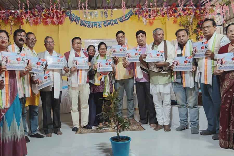 পূর্ব মেদিনীপুরে জমজমাট ‘কবিতা উৎসব’, দিঘায় দোল উৎসবের ব্যানারের উদ্বোধন