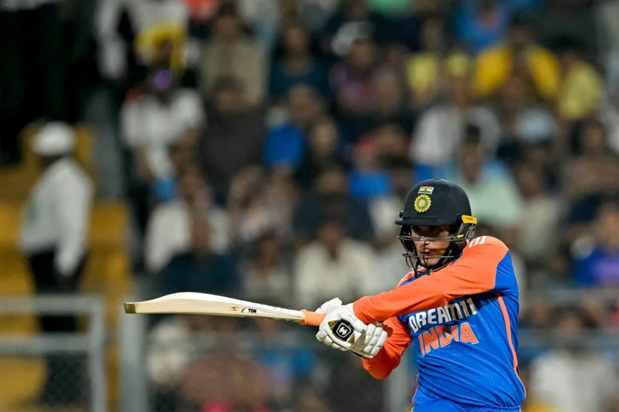 ওয়াংখেড়েতে অভিষেক ঝড়, সেঞ্চুরি করেও অল্পের জন্য হাতছাড়া রেকর্ড