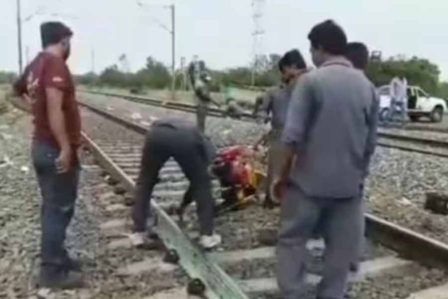 হাওড়ার বেলমুড়িতে লাইনে বড়সড় ফাটল! অল্পের জন্য রক্ষা বেঙ্গালুরু-গুয়াহাটি এক্সপ্রেসের