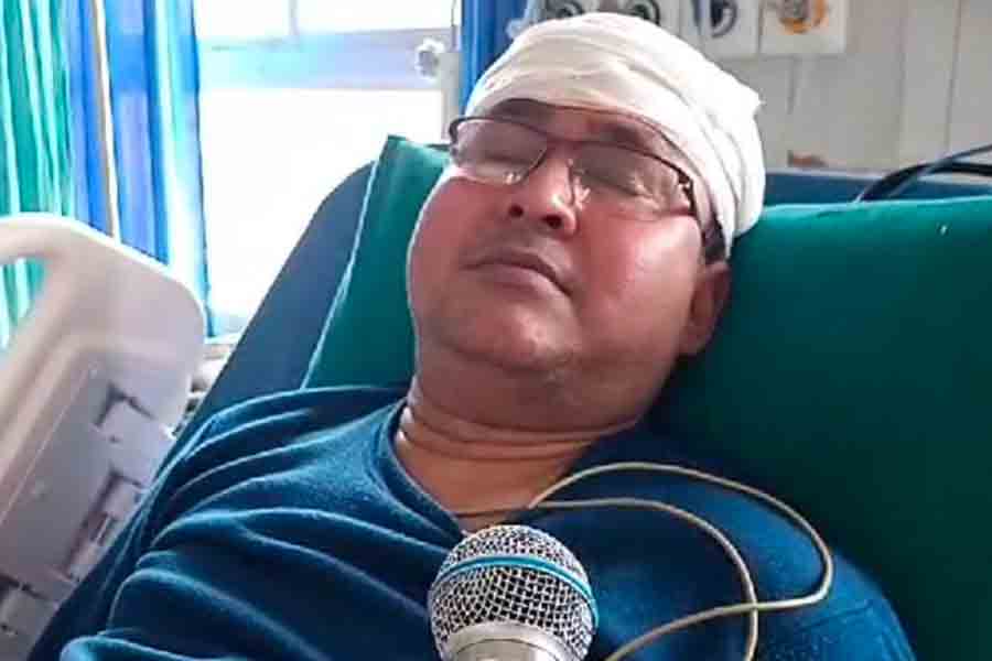 কর্মীকে বদলির জের, দার্জিলিং হাসপাতালের সহকারী সুপারের উপর খুকরি নিয়ে হামলা, আইসিইউতে ডাক্তার
