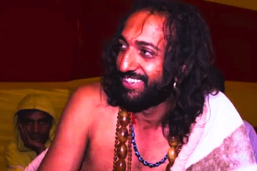 জয়পুরের হোটেলে গাজা-সহ পাকড়াও, ‘এ তো প্রসাদ’, বললেন আইআইটি বাবা