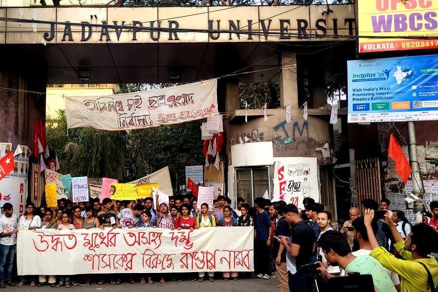 তৃণমূলে মিলায় বাম-অতি বাম! যাদবপুরের অস্বাভাবিক এই ‘সন্ধি’ থাকবে কতদিন?