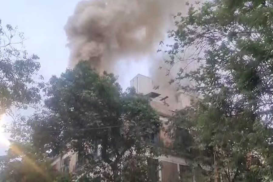 মধ্যরাতে ইডি দপ্তরে ভয়াবহ অগ্নিকাণ্ড, বহু নথি নষ্টের আশঙ্কা, আগুনের কারণ ঘিরে ধোঁয়াশা