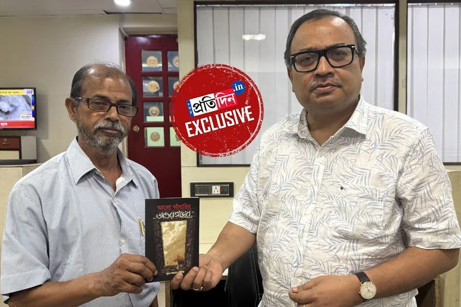 পঁয়ষট্টিতেও অক্লান্ত সিপিএমের বইওয়ালা, পার্টির দুঃসময়েও মানুষের দরবারে ‘দূত’ সুভাষ
