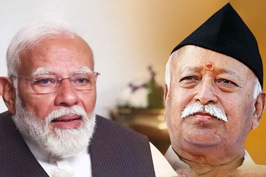 সেনাকে ‘পূর্ণ স্বাধীনতা’ দেওয়ার পরই মোহন ভাগবতের সঙ্গে বৈঠক প্রধানমন্ত্রীর, বাড়ছে যুদ্ধের জল্পনা