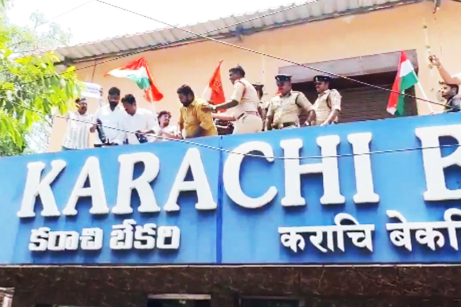 ভারতে থেকে পাকিস্তানকে সমর্থন! ফের হিন্দুত্ববাদীদের রোষে হায়দরাবাদের ‘করাচি বেকারি’
