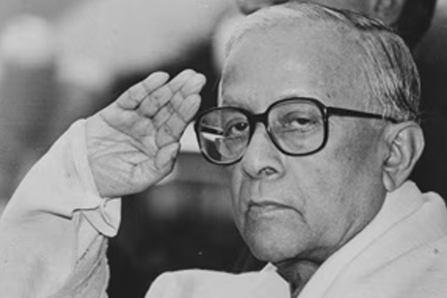 এবার রুপোলি পর্দায় জ্যোতি বসুর বায়োপিক, নাম ভূমিকায় কে?