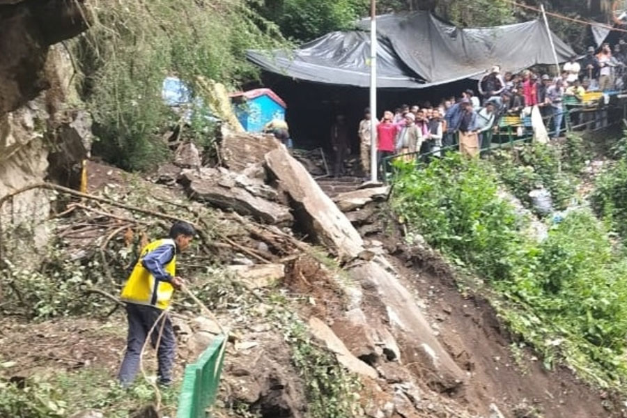 কেদারের পথে ধস, পাহাড়ে বেয়ে নেমে এল বিরাট বোল্ডার, দুর্ঘটনায় মৃত্যু ৩ তীর্থযাত্রীর