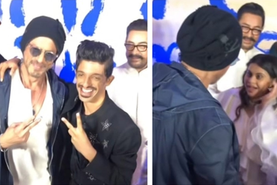 আমিরের ছবির প্রিমিয়ারে মধ্যমণি ‘বন্ধু’ শাহরুখ! বাদশাকে পেয়ে উল্লসিত ছবির কুশীলবরা