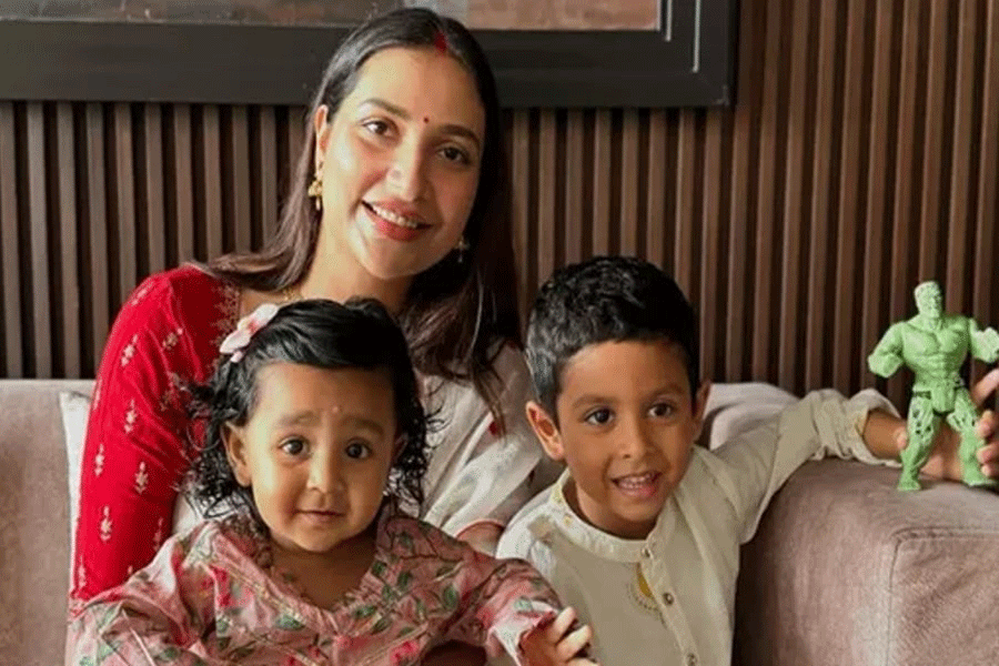 সন্তান-শাশুড়ির সঙ্গে অবসরে শুভশ্রী, আধো আধো বুলিতে দাদাকে ডাক ইয়ালিনির, দেখুন ভিডিও