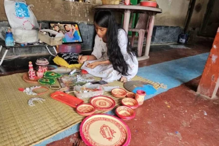 বিয়ের বাজারে ‘হিট’ ডিজিটাল প্রিন্ট, সৃষ্টিশীলতায় তাক লাগাচ্ছেন আরামবাগের ছাত্রী!