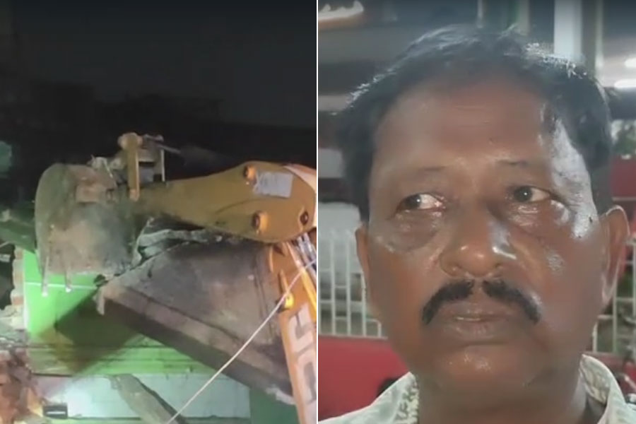 গভীর রাতে ব্যান্ডেল স্টেশনের সামনে হকার উচ্ছেদ, রুটি-রুজির সম্বল হারিয়ে বিপাকে ব্যবসায়ীরা