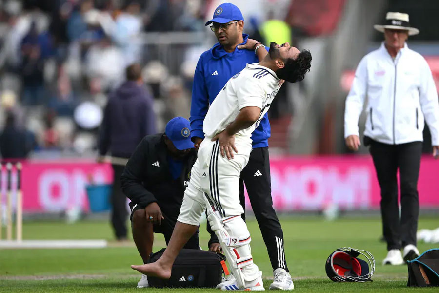 ভাঙা পায়েও ব্যাটিংয়ে ‘বাধ্য’ পন্থ, সমালোচনার মুখে নিয়ম বদলের ভাবনা জয় শাহের আইসিসির