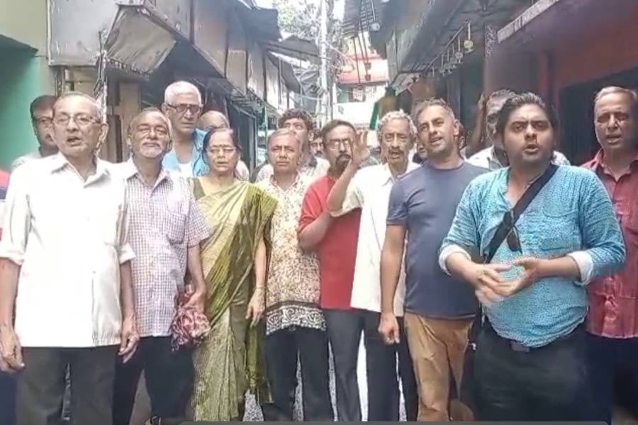 সাব পোস্ট অফিস সরে যাচ্ছে অন্যত্র, কাজে হয়রানির আশঙ্কায় বিক্ষোভ বেলঘরিয়ার গ্রাহকদের