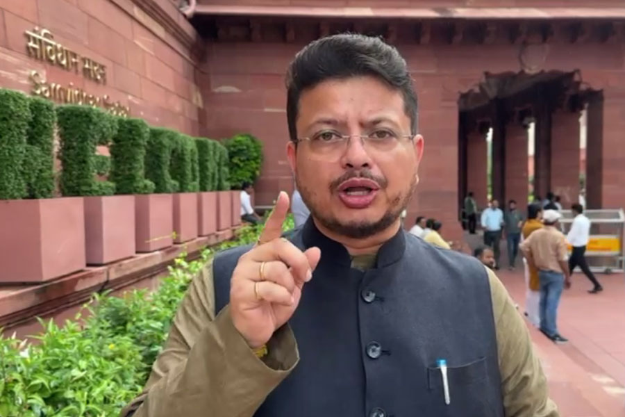 ‘বীর বাঙালির গাথা ভোলাতে চাইছে’, মোদি সরকারকে তোপ ঋতব্রতর