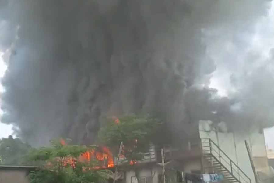 চতুর্থীর দুপুরে খাস কলকাতার গেস্ট হাউসে বিধ্বংসী আগুন, কালো ধোঁয়ায় ঢাকল আকাশ