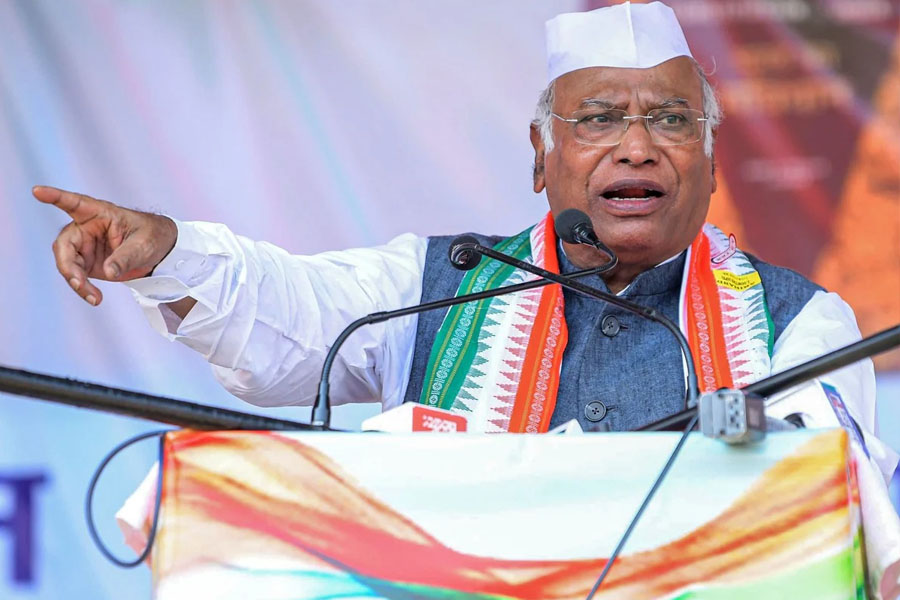 ‘৪২ দেশ ঘুরলেন অথচ মণিপুর গেলেন না’, মোদিকে তুলোধোনা খাড়গের