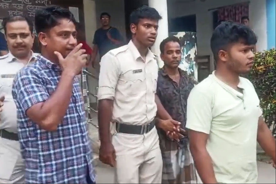 এক কোটি টাকার চুলভর্তি গাড়ি নিয়ে চম্পট! পুলিশের জালে সিভিক-সহ তিন