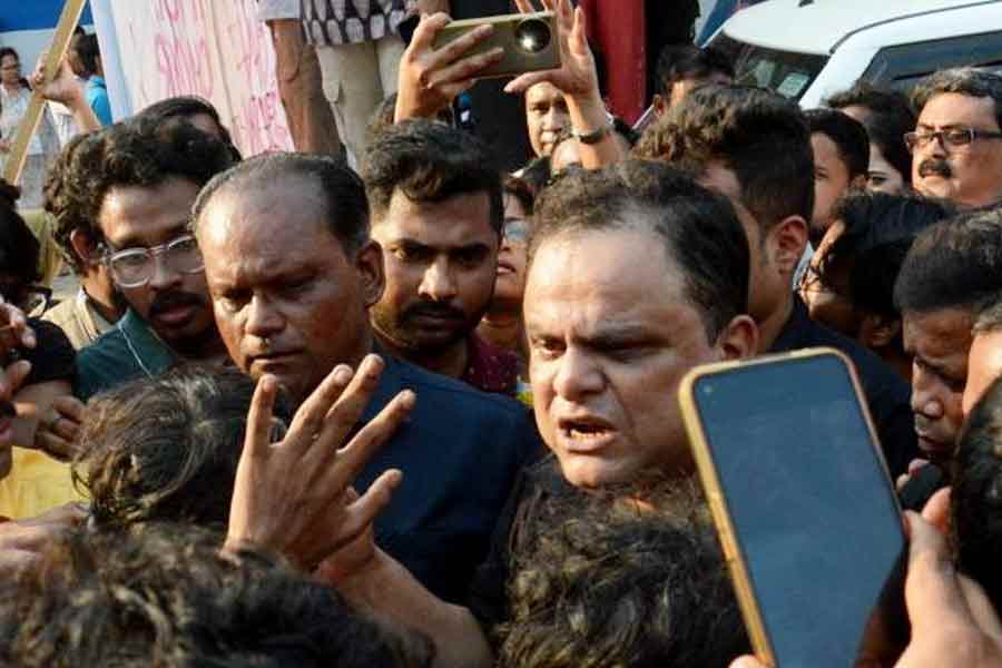 যাদবপুর বিশ্ববিদ্যালয়ে ব্রাত্যকে ‘হেনস্তা’, দিল্লি বিমানবন্দর থেকে গ্রেপ্তার স্পেন ফেরত প্রাক্তনী