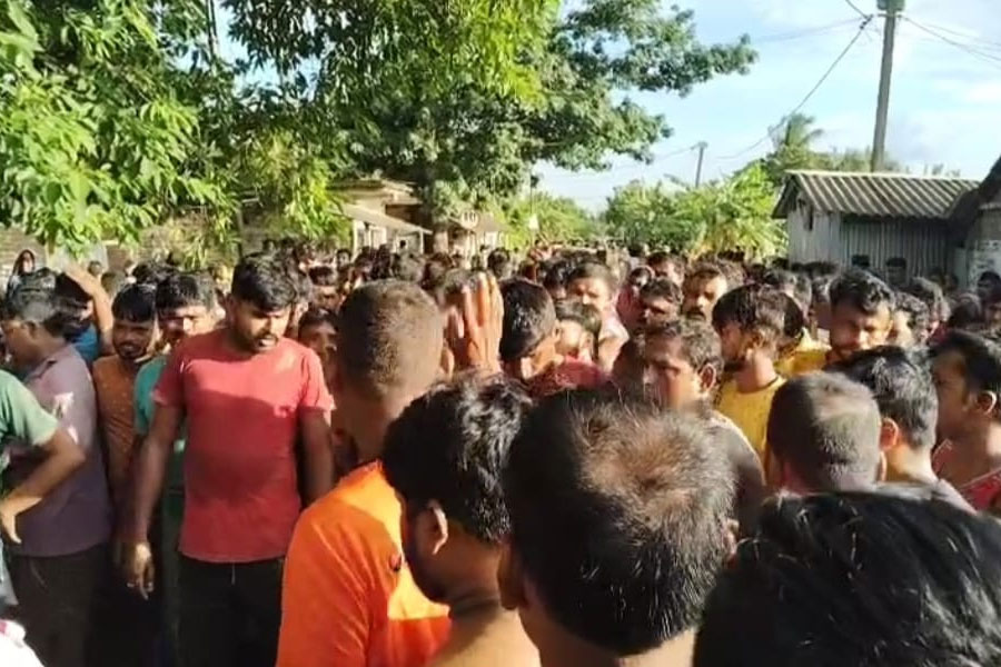 তিন ইঞ্জিন ভ্যানের রেষারেষি! বেপরোয়া গতির বলি পঞ্চম শ্রেণির ছাত্রী, বিক্ষোভে উত্তাল এলাকা
