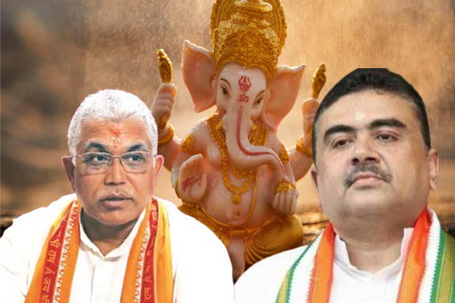 গণেশ পুজোর উদ্বোধন করে কাঁথিতে ‘আদি’দের নিয়ে চা চক্র, শুভেন্দুর এলাকায় পা দিলীপের!