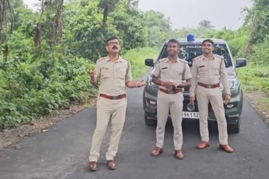 সহকর্মীর হাতে হাত, অযোধ্যা পাহাড়ের পথে গান গেয়ে ভাইরাল পুলিশ আধিকারিক