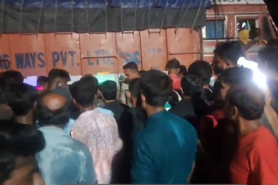 রাস্তার পাশের চারটি দোকান পিষে দিল বেপরোয়া গতির লরি! পাঁশকুড়ায় ভয়াবহ দুর্ঘটনা