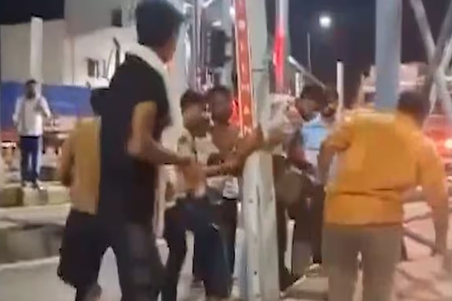 যোগীরাজ্যের টোল প্লাজায় সেনা জওয়ানকে বেঁধে মার! ভিডিও ভাইরাল হতেই গ্রেপ্তার ৪ কর্মী