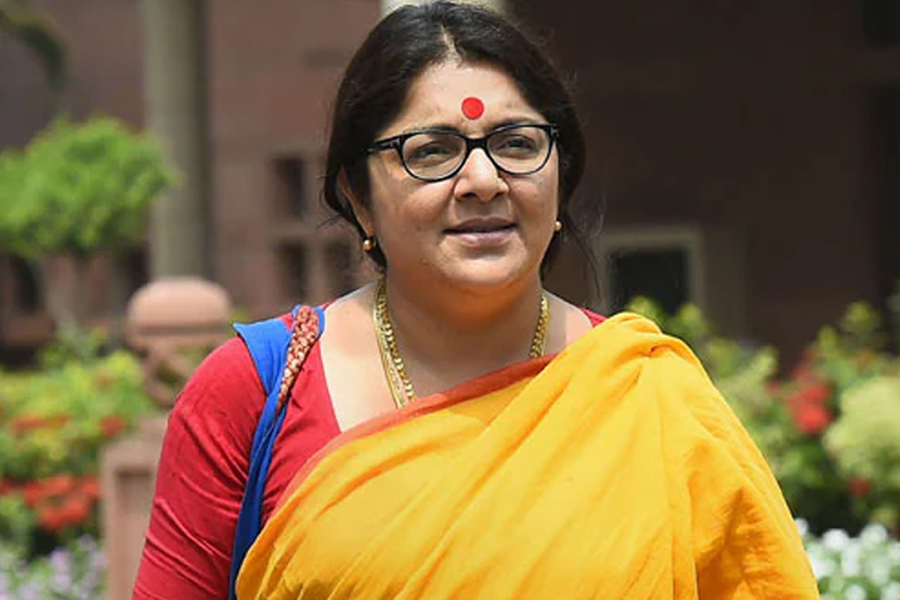 লকেটকে সামনে রেখে দিল্লিতে দুর্গাপুজো কমিটিগুলির মন জয়ের চেষ্টা বিজেপির! ‘বাঙালি হেনস্তা’য় প্রলেপ?