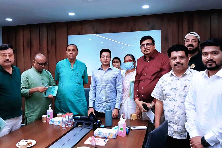৪০ পেরলে যুব সংগঠনে নয়, ‘এক ব্যক্তি, এক পদ’ চাইছে দল, বারাসতের বৈঠকে বললেন অভিষেক