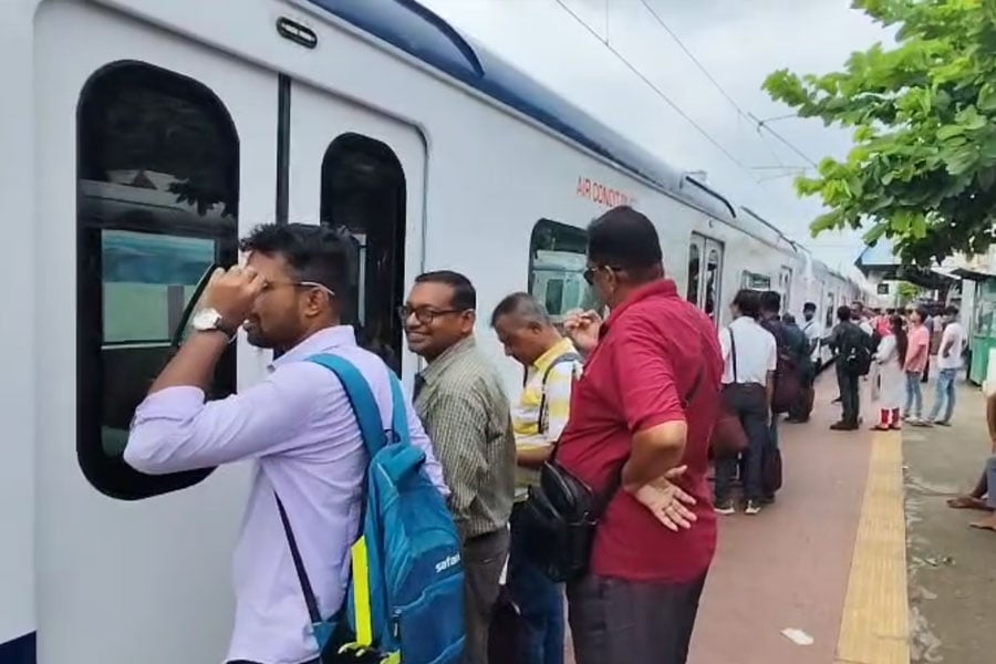 যাত্রীদের দাবি মেনে অশোকনগরে থামল এসি ট্রেনের চাকা, মিষ্টি বিলি তৃণমূল বিধায়কের