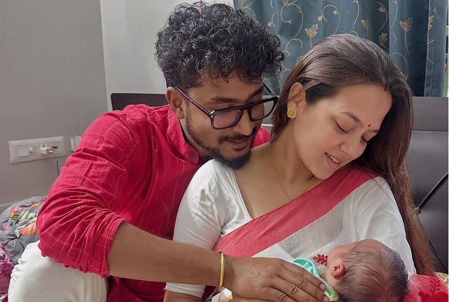 ঠাকুমার নামেই একরত্তির নামকরণ! সন্তানের কী নাম রাখলেন অহনা-দীপঙ্কর?
