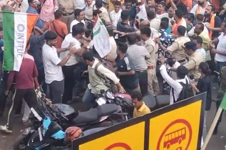 বারাসতে শুভেন্দুর মিছিল থেকে INTTUC-র কার্যালয়ে হামলা! দায়ের অভিযোগ