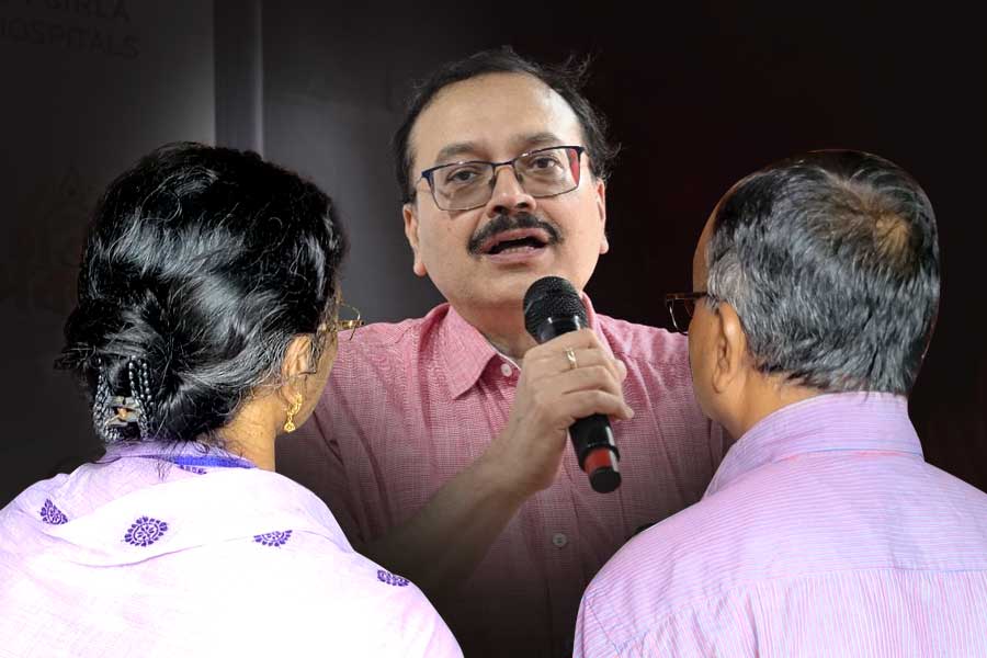 মানসিক ব্যাধিতে আক্রান্ত অভয়ার মা-বাবা! সাইকোথেরাপির পরামর্শ চিকিৎসক নারায়ণ বন্দ্যোপাধ্যায়ের