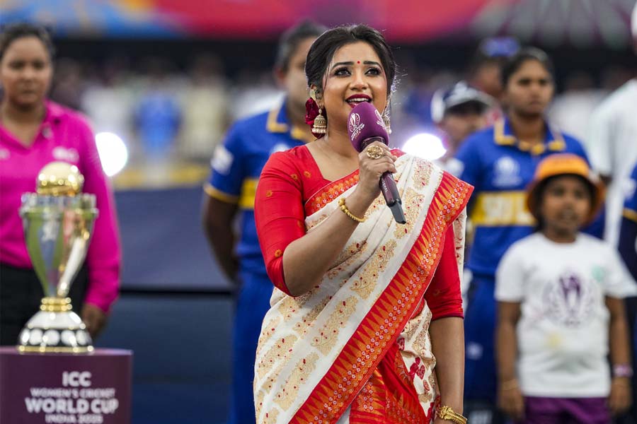অষ্টমীর বঙ্গকন্যা! মহিলা বিশ্বকাপের উদ্বোধনে গানের সঙ্গে সাজেও নজর কাড়লেন শ্রেয়া