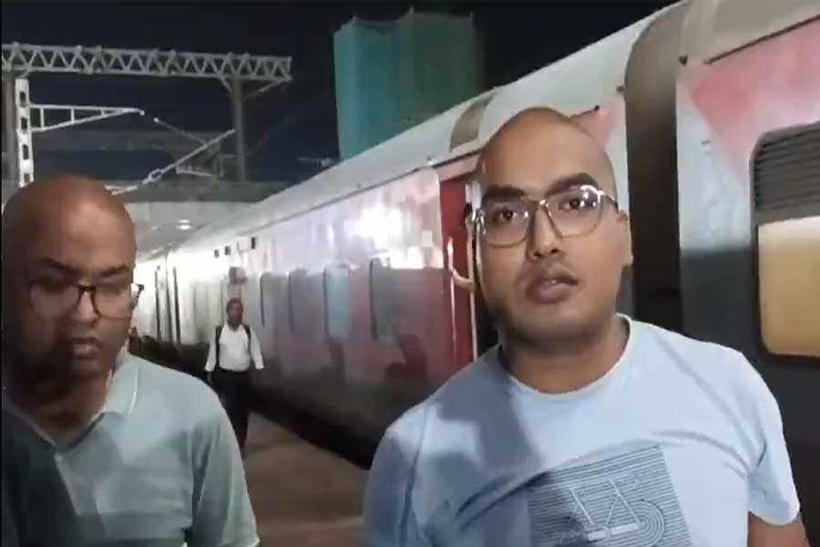 টিকিট কেটেছি যখন ট্রেনের চাদর-তোয়ালে আমার! যাত্রীর কাণ্ডে অবাক রেল, ভাইরাল ভিডিও