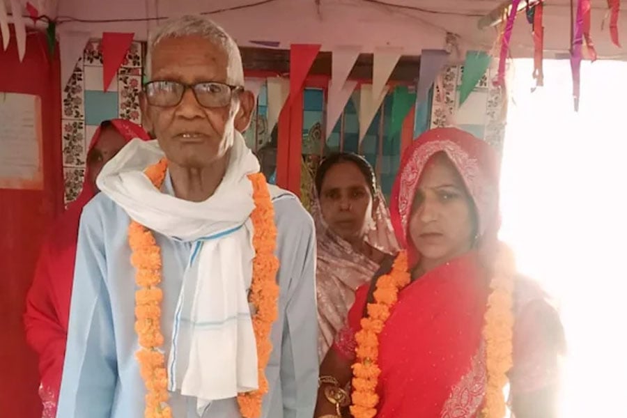 জীবন সায়াহ্নে দাঁড়িয়ে ৩৫-এর যুবতীকে বিয়ে! রাত পোহাতেই মৃত্যু ৭৫-এর বৃদ্ধের