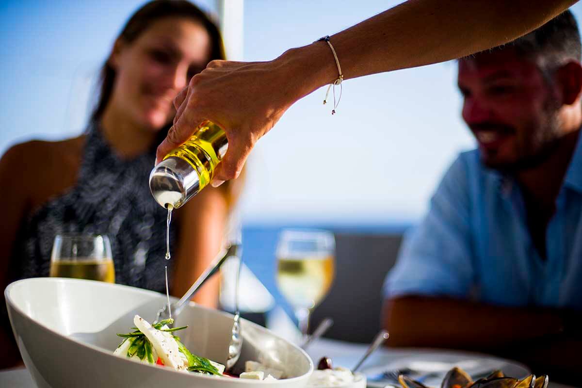 Repas couple Santorin