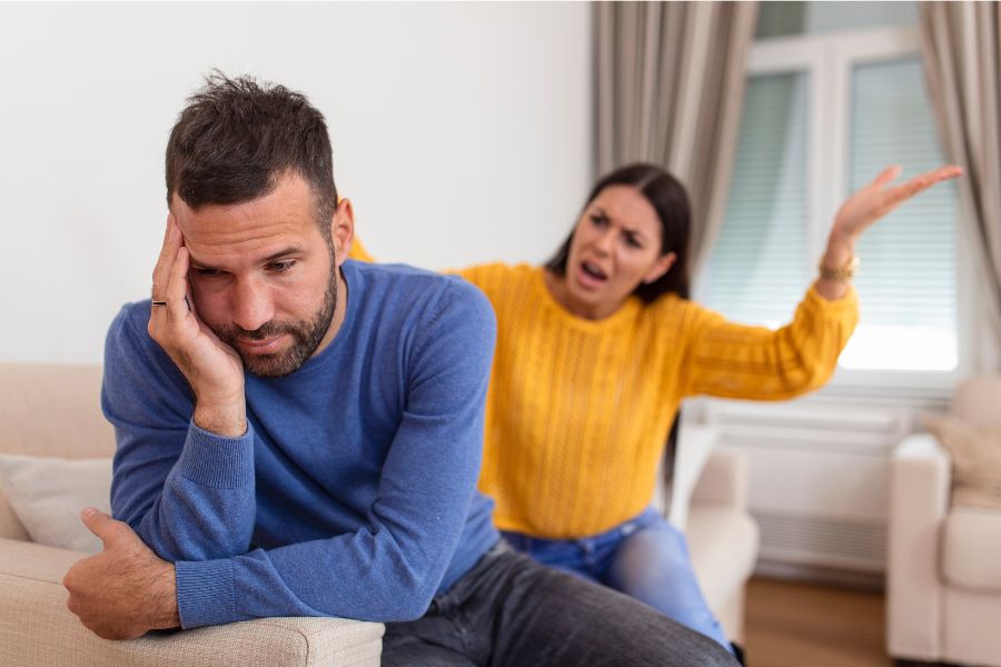 Relationship Guide: पति से विवाद के बाद क्या बिस्तर पर कपड़े उतार कर आ सकती है पत्नी?