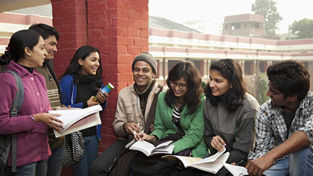 क्या समाज को बिगाड़ती है बहुत ज्यादा पढ़ाई