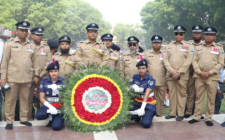 মহান স্বাধীনতা ও জাতীয় দিবসে জাতির শ্রেষ্ঠ সন্তানদের প্রতি পুলিশ সুপারের শ্রদ্ধা নিবেদন