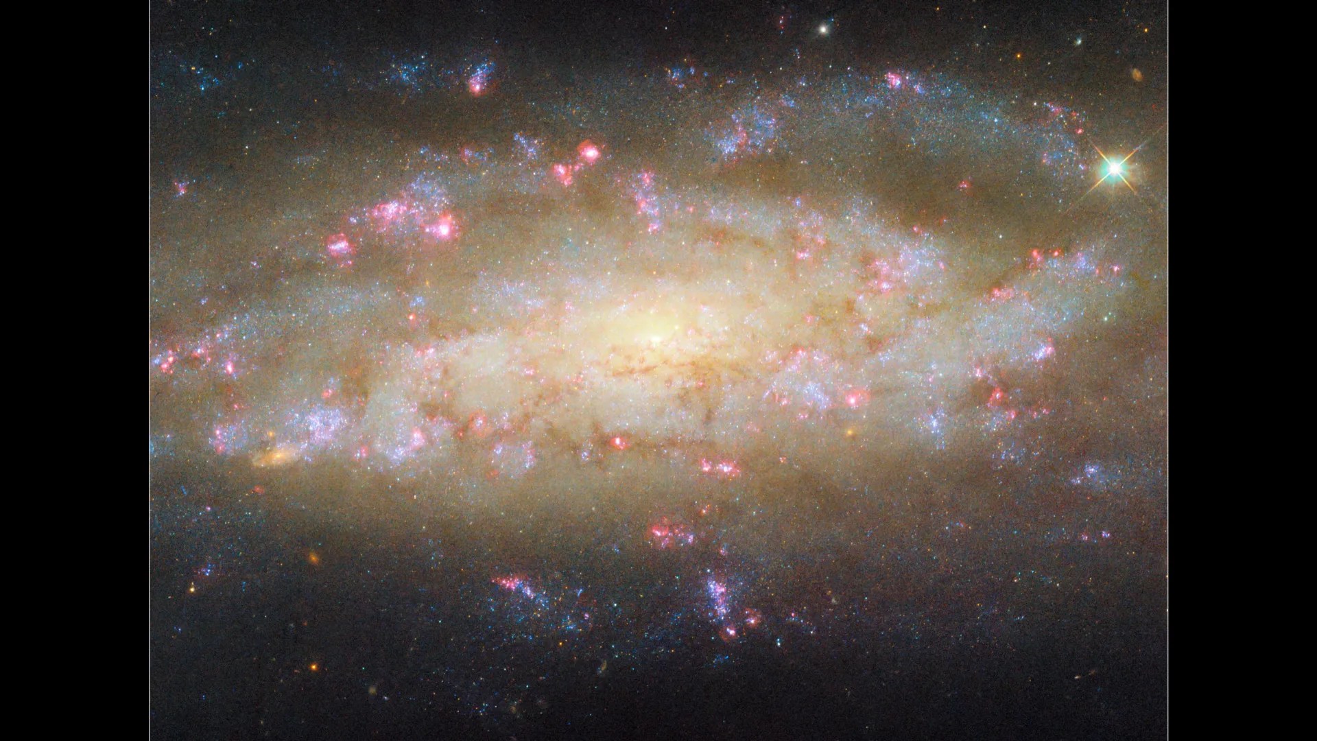 哈伯望遠鏡揭示NGC 7456星系的新生恆星、X射線爆發和活躍星系核,有助於了解星系的演化。 哈伯望遠鏡揭示NGC 7456星系的新生恆星、X射線爆發和活躍星系核,有助於了解星系的演化。