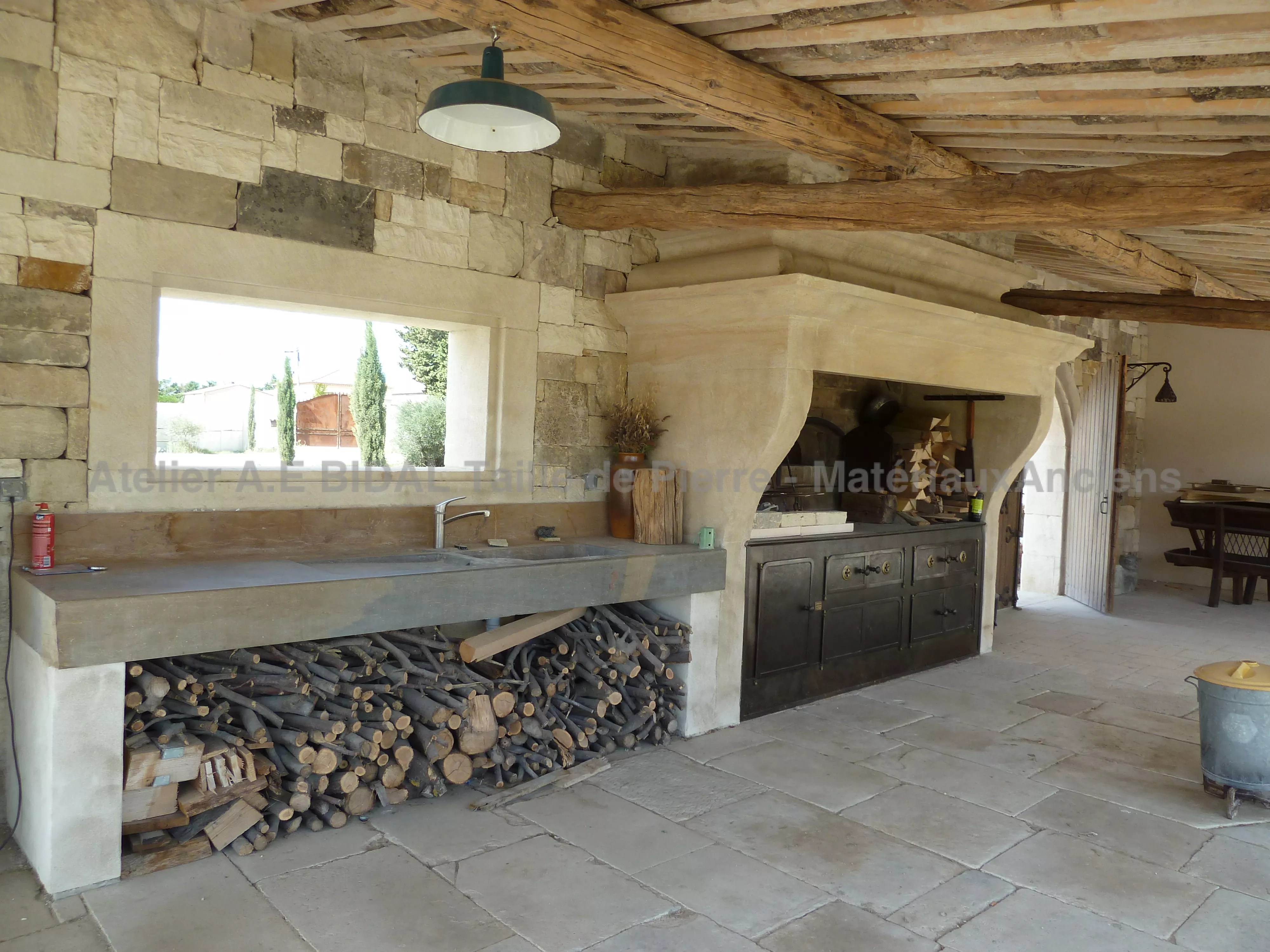 Aménagement cuisine d'été en pierre et granit - Cheminée ...