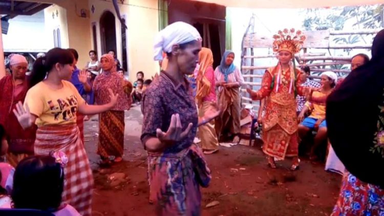Dalam tarian ini juga menggunakan kostum sama halnya seperti. Apa Itu Tari Andun? (ASAL, POLA LANTAI, PROPERTI, SEJARAH)