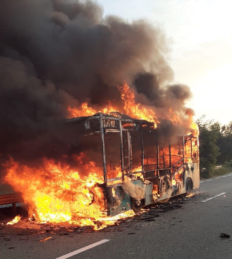 Pompirii intervin pentru stingerea incendiului. Video Pompierii De La Isu Cluj Au Intervenit Pentru Stingerea Unui Incendiu Care A Cuprins Un Autobuz Electric Autovehiculul A Fost Complet Distrus