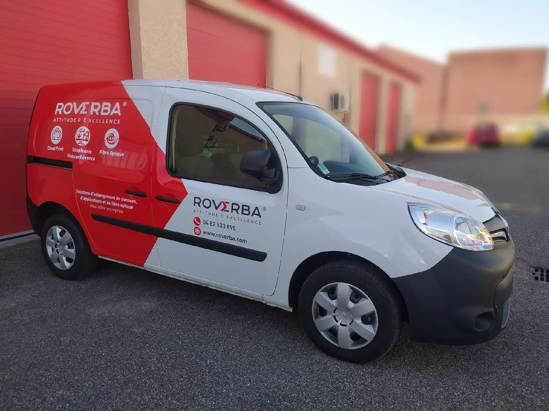 Utilitaire personnalisé couleurs rouge et blanc de la marque roverba, par marquage